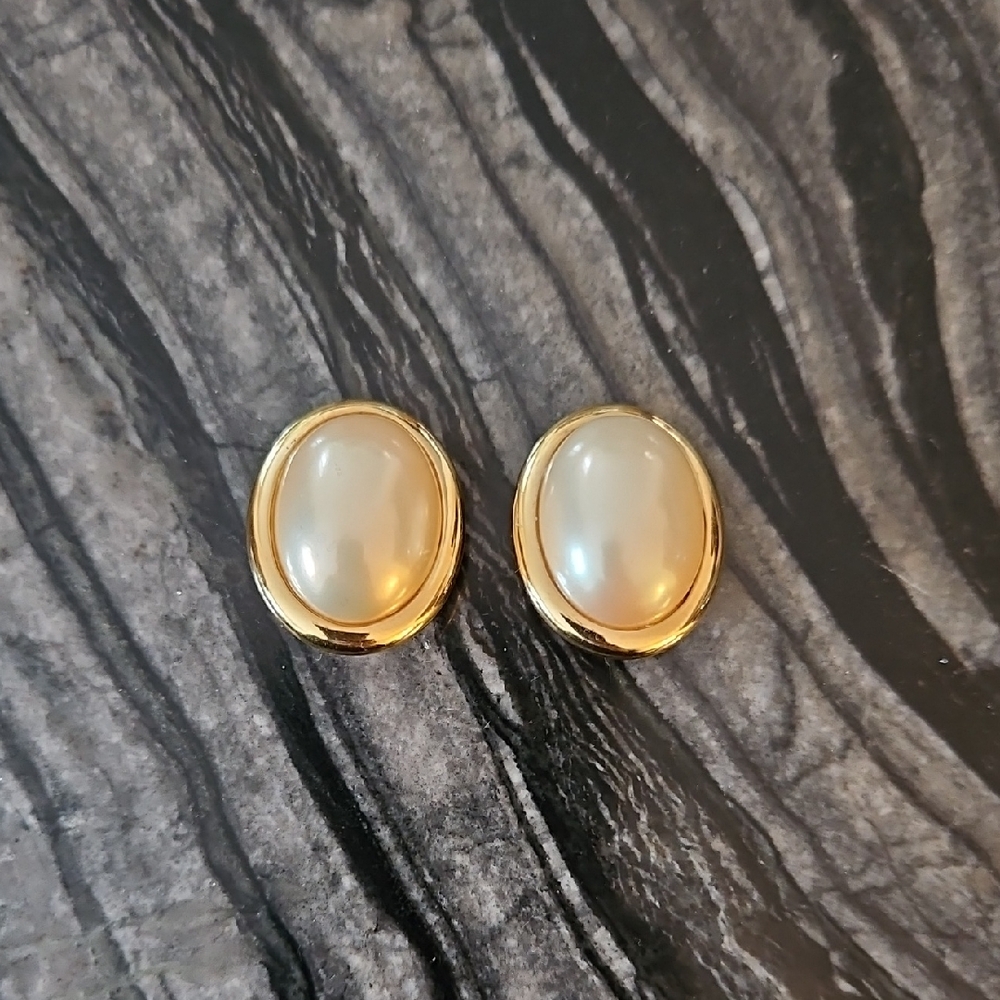 Oscar de la Renta Gold and Cream Oval Earrings